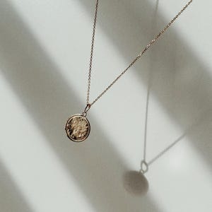 Pingente em ouro amarelo texturizado, ouro verdadeiro, ouro amarelo 14 quilates, joia em ouro, pingente com marca de autenticidade do teor de ouro - presente de Natal perfeito para mulheres. imagem 5