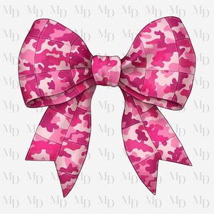 Pode incluir: Um grande laço decorativo com um padrão de camuflagem rosa. O laço apresenta uma forma clássica com laços e caudas. O design de camuflagem rosa é composto por várias tonalidades de rosa e branco.