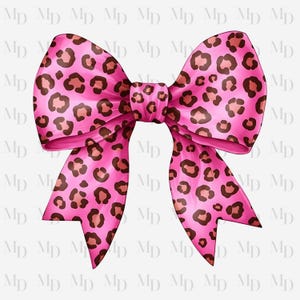 Puede incluir: Un lazo decorativo grande con un vibrante color base rosa y un estampado de leopardo marrón. El lazo está atado en el centro y tiene colas largas y fluidas. El fondo es blanco con un patrón repetido de las letras "MD".