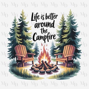 Puede incluir: Ilustración digital de una escena de fogata. Dos sillas Adirondack de madera frente a una fogata encendida con troncos y piedras. El texto "Life is better around the Campfire" está escrito encima de la escena, con pinos en el fondo.