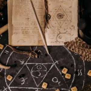 Könnte beinhalten: Ein aufgeschlagenes, gealtertes Buch mit handschriftlichen Notizen und einem geometrischen Augensymbol, das auf einer dunklen Oberfläche mit Kreidezeichnungen und Holzrunen liegt. Ein Holzstab liegt über den Seiten des Buches, mit verstreuten Naturelementen.