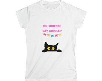 T-shirt Black Cat Peek-a-Boo pour femme – « Quelqu'un a-t-il dit des câlins ? Slogan - Softstyle, Coupe Féminine, Tee 100% Coton - Cadeau Amoureux des Chats