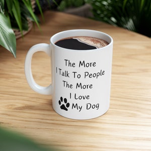 Hoe meer ik met mensen praat, hoe meer ik van mijn hond hou - koffiemok, grappige keramische mok, mok hondenliefhebber, koffiekopje grappige hond, cadeau hondenbezitter