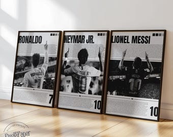 Puede incluir: Tres impresiones en blanco y negro enmarcadas con los futbolistas Ronaldo, Neymar Jr. y Lionel Messi. Cada impresión incluye el nombre del jugador, su número de camiseta y un fondo de texto. Las impresiones se exhiben sobre un suelo de madera.