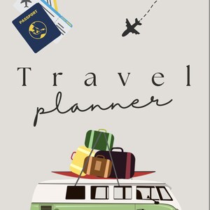 Può includere: Un furgone vintage verde e bianco con bagagli legati al tetto. Il furgone ha una sovrapposizione di testo di un pianificatore di viaggi. L'immagine include anche un passaporto, biglietti aerei e un aereo che vola nel cielo.