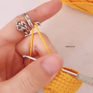 Peacock Adjustable Tension Yarn Ring, Fish Cat Guide Knitting Loop Crochet Winder