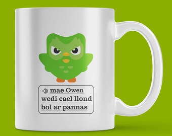 Mae Owen Wedi Cael Llond Bol Ar Pannas | Owen is Fed Up With Parsnips Welsh Language Duolingo Spoof Parody Mug | Mwg Cymraeg