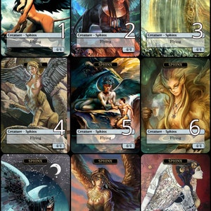 Puede incluir: Nueve cartas ilustradas con una criatura esfinge con alas. Cada carta tiene una esfinge diferente con un diseño y un esquema de color único. Las cartas están numeradas del 1 al 9.