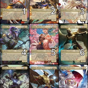 Può includere: Nove carte da gioco con una creatura di mago uccello con un design bianco, blu e oro. Le carte sono numerate da 1 a 9. Ogni carta ha il testo "Kykar, Wind's Fury" e "Creatura leggendaria - Mago uccello".