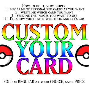 Può includere: Un design grafico colorato con il testo "CUSTOM YOUR CARD" in colori arcobaleno. Il design presenta due immagini di Poké Ball rosse e nere su entrambi i lati del testo. Il testo "FOIL OR REGULAR AT YOUR CHOICE, SAME PRICE" è nella parte inferiore dell'immagine.