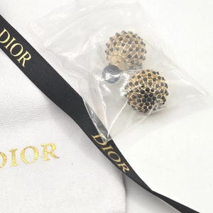 Pendientes Tribales de Christian Dior en oro y perlas negras, un regalo de diseño impactante.