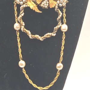 Broche antiguo de Miriam Haskell: perla colgante con diseño floral en tono dorado