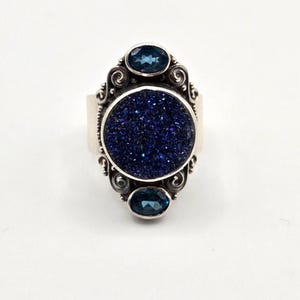 SJEN-sterling gesigneerde ring met gebeeldhouwde blauwe druzy en blauwe topaas
