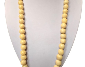 Vintage Halsband med Vit Korall och Graderade Runda Pärlor från 1940-talet, 61 cm och 122 g