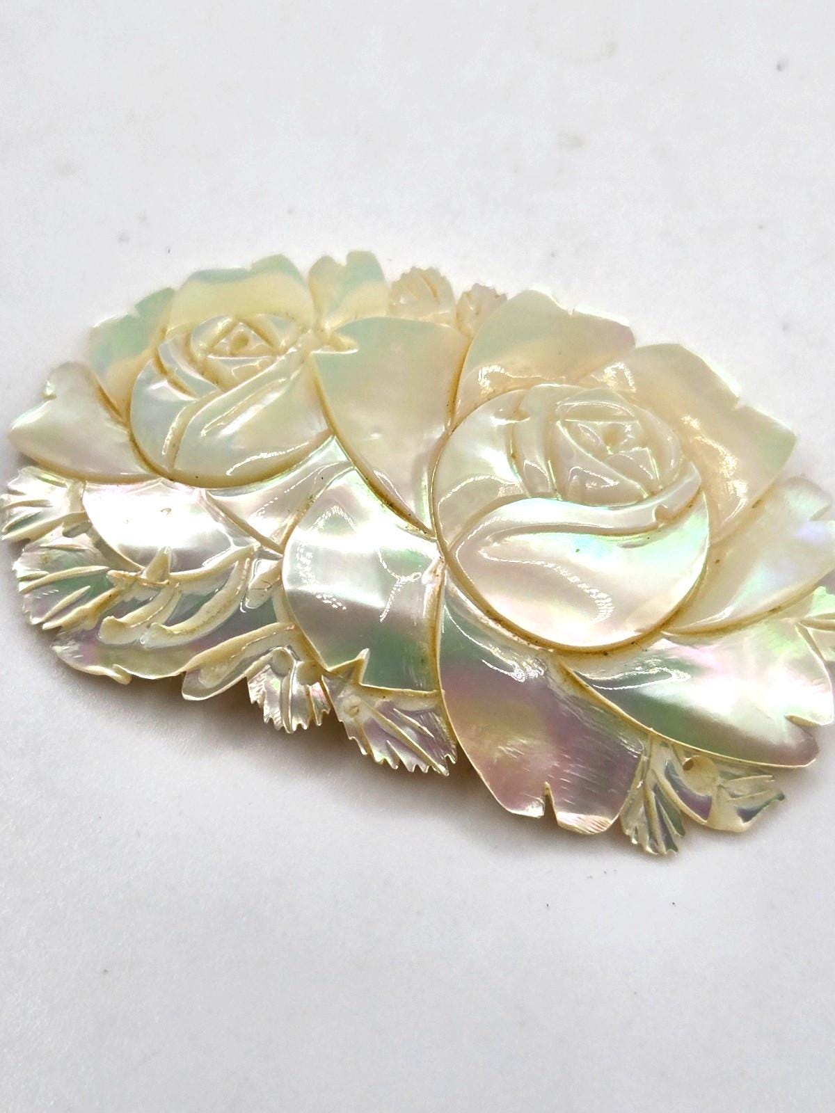Broche Vintage Fleur En Nacre Et Métal - Très Fine Et Délicate - Strass Et Motifs Brillants