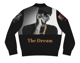 Puede incluir: Chaqueta bomber negra con una foto de un hombre con gafas de sol y una cadena de oro. La chaqueta tiene las palabras "The Dream" impresas en la parte delantera.