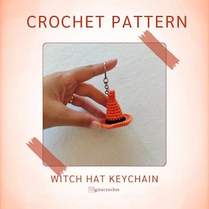Op de afbeelding: Haakpatroon voor een heksenhoed sleutelhanger. De oranje hoed met zwarte rand is bevestigd aan een zilveren sleutelhanger. De tekst "CROCHET PATTERN" en "WITCH HAT KEYCHAIN" wordt in de afbeelding weergegeven.