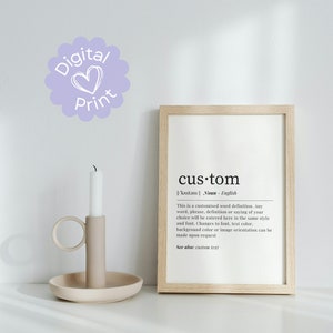 Könnte beinhalten: Eine druckbare Definition des Wortes "custom" in einem einfachen, modernen Stil. Die Definition ist in schwarzem Text auf weißem Hintergrund mit einem hellen Holzrahmen. Der Text lautet: "cus.tom /kastam/ Substantiv - Englisch Dies ist eine benutzerdefinierte Wortdefinition. Jedes Wort, jede Phrase, Definition oder jeder Spruch Ihrer Wahl wird hier im gleichen Stil und der gleichen Schriftart eingegeben. Änderungen an Schriftart, Textfarbe, Hintergrundfarbe oder Bildausrichtung können auf Anfrage vorgenommen werden Siehe auch: benutzerdefinierter Text"