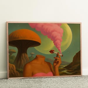 以下が含まれることがあります： 大きなキノコと、ピンク色の煙を吐きながらタバコを吸う首のない人物が描かれた、シュールな風景の額入りアートプリント。このアートワークは、大きな黄色の月を背景に、気まぐれで夢のような品質を持っています。カラーパレットには、オレンジ、ピンク、緑の色合いが含まれています。