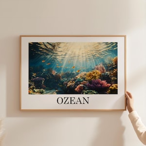 Cartel del océano - La luz brilla a través del agua azul cristalina - Peces pequeños - Arrecife de coral - Impresión marina