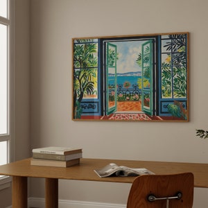 Puede incluir: Una pintura enmarcada que representa una vista colorida y estilizada de un balc&oacute;n con vistas a una masa de agua. El balc&oacute;n est&aacute; decorado con plantas y flores. La pintura est&aacute; en un marco de madera.