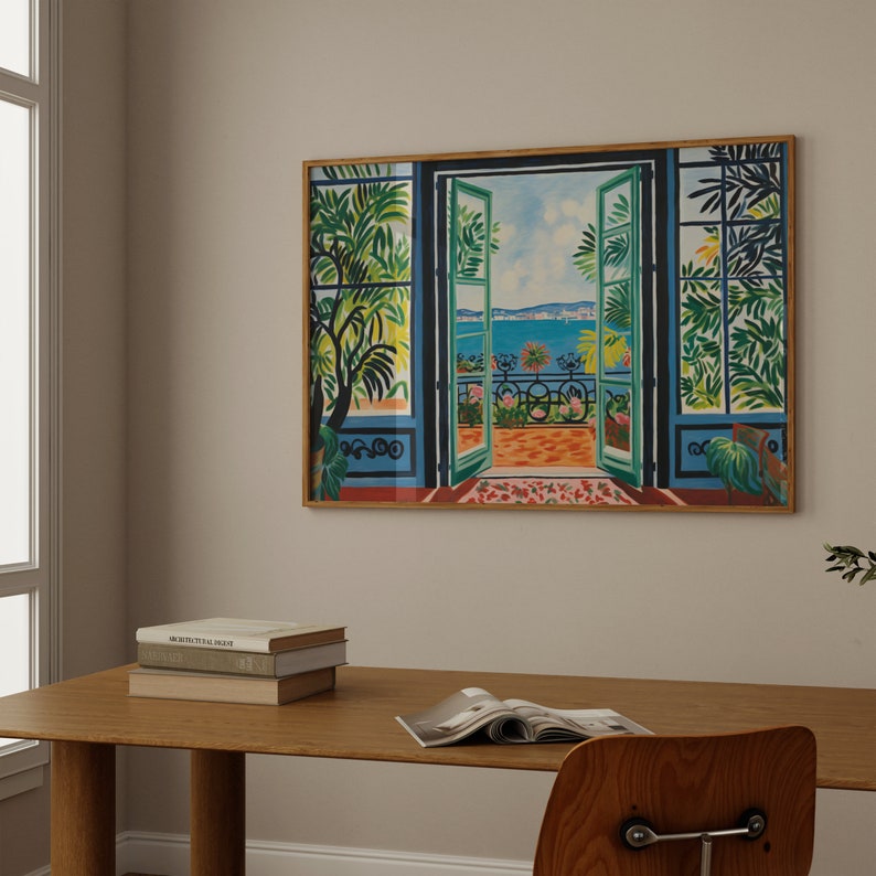 Puede incluir: Una pintura enmarcada que representa una vista colorida y estilizada de un balc&oacute;n con vistas a una masa de agua. El balc&oacute;n est&aacute; decorado con plantas y flores. La pintura est&aacute; en un marco de madera.