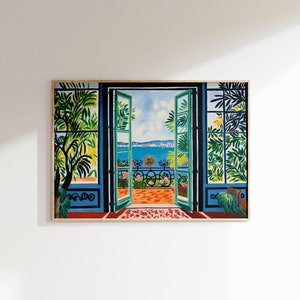 Puede incluir: Una pintura de una habitaci&oacute;n con una puerta abierta que conduce a un balc&oacute;n con vistas a una masa de agua azul. El balc&oacute;n tiene una barandilla de hierro forjado y plantas en macetas. La habitaci&oacute;n est&aacute; pintada en tonos azules y verdes, con una alfombra en el suelo.