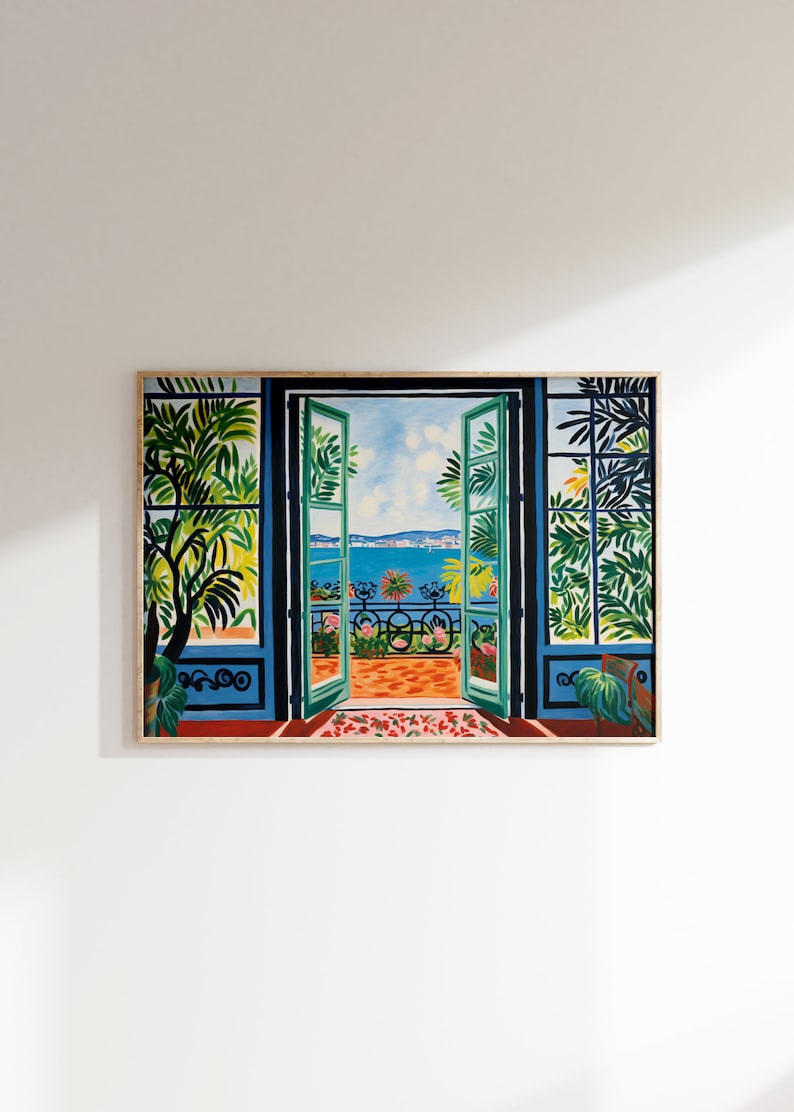 Puede incluir: Una pintura de una habitaci&oacute;n con una puerta abierta que conduce a un balc&oacute;n con vistas a una masa de agua azul. El balc&oacute;n tiene una barandilla de hierro forjado y plantas en macetas. La habitaci&oacute;n est&aacute; pintada en tonos azules y verdes, con una alfombra en el suelo.