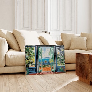 Puede incluir: Una pintura de una puerta azul con ventanas abiertas que dan a un oc&eacute;ano azul y un horizonte de ciudad. La puerta est&aacute; enmarcada por plantas verdes y las ventanas est&aacute;n abiertas a una vista del oc&eacute;ano y la ciudad. La pintura es de estilo moderno y tiene una paleta de colores brillantes y coloridos.