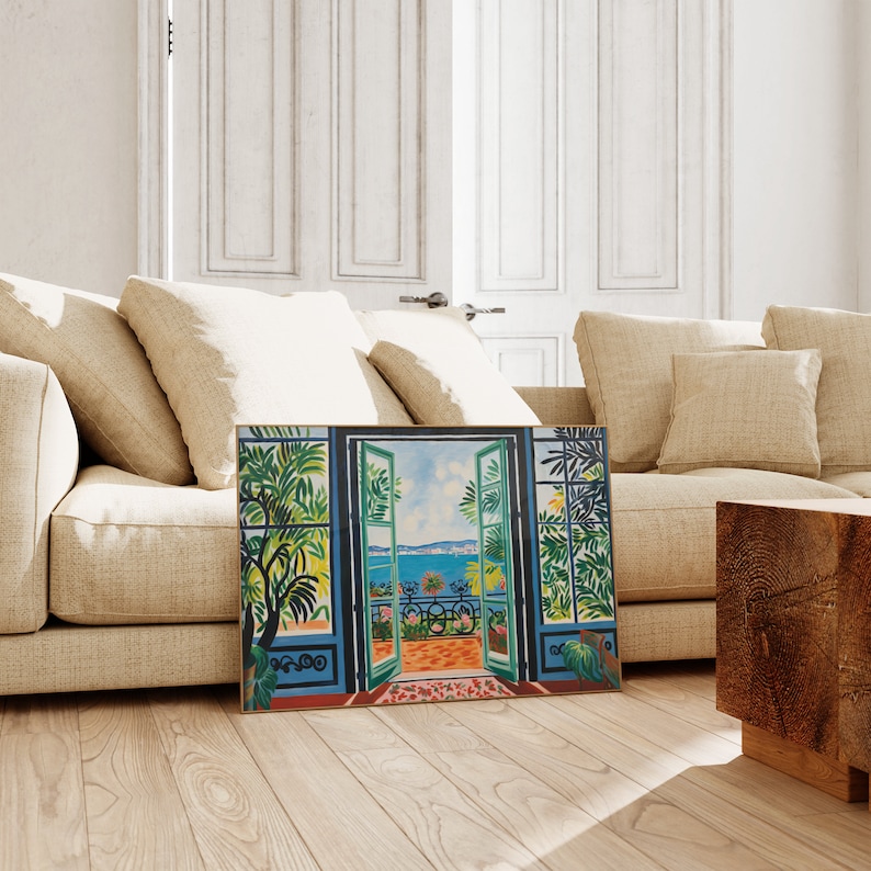 Puede incluir: Una pintura de una puerta azul con ventanas abiertas que dan a un oc&eacute;ano azul y un horizonte de ciudad. La puerta est&aacute; enmarcada por plantas verdes y las ventanas est&aacute;n abiertas a una vista del oc&eacute;ano y la ciudad. La pintura es de estilo moderno y tiene una paleta de colores brillantes y coloridos.