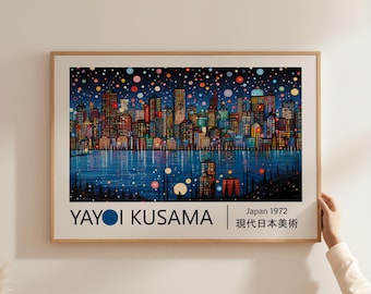 Puede incluir: Una impresión enmarcada de un horizonte urbano nocturno con un cielo estrellado y luces de colores. El nombre del artista, Yayoi Kusama, está impreso en la parte inferior de la impresión, junto con el texto "Japan 1972" y "現代日本美術".
