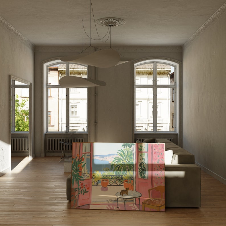 Puede incluir: Una pintura de una habitaci&oacute;n rosa y blanca con una ventana que da a un mar azul y colinas verdes. Un gato est&aacute; sentado en una mesa en la habitaci&oacute;n.