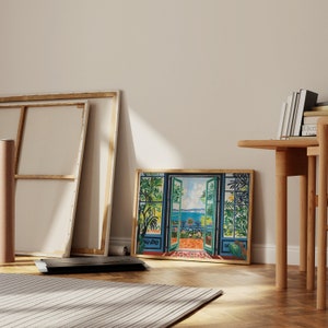 Puede incluir: Una pintura enmarcada de una puerta abierta azul y verde con vista a una masa de agua azul y un horizonte de ciudad en la distancia. La puerta est&aacute; enmarcada en un marco de madera y la pintura est&aacute; colgada en una pared blanca.