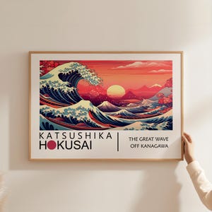 Könnte beinhalten: Ein lebendiges Poster mit einer großen blauen Welle, die gegen einen roten und orangen Sonnenuntergang kracht. Der Text "KATSUSHIKA HOKUSAI" und "THE GREAT WAVE OFF KANAGAWA" ist unter dem Bild gedruckt.