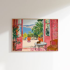 Puede incluir: Una pintura de una habitaci&oacute;n con una puerta abierta que conduce a un balc&oacute;n con vistas a una ciudad. El balc&oacute;n tiene una barandilla de hierro forjado y plantas en macetas. Un gato est&aacute; sentado en una mesa en la habitaci&oacute;n, y una silla est&aacute; en la esquina.