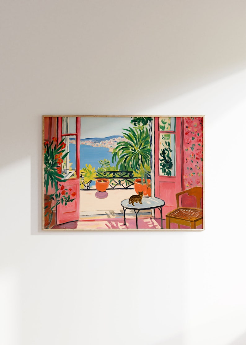 Puede incluir: Una pintura de una habitaci&oacute;n con una puerta abierta que conduce a un balc&oacute;n con vistas a una ciudad. El balc&oacute;n tiene una barandilla de hierro forjado y plantas en macetas. Un gato est&aacute; sentado en una mesa en la habitaci&oacute;n, y una silla est&aacute; en la esquina.