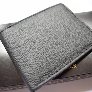 Handgefertigte Brieftasche aus Rindsleder: Strukturierte Eleganz für Ihre Essentials-Handgefertigte Brieftasche aus Rindsleder - Exquisites strukturiertes Design.