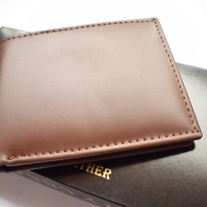 Cartera triple de cuero hecha a mano para hombre - Diseño clásico, artesanía genuina - Cartera de cuero de 3 pliegues hecha a mano de color marrón.