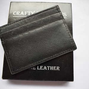 Tarjetero texturizado de cuero negro hecho a mano: Organizador elegante, Tarjetero de cuero hecho a mano, Elegancia atemporal para sus elementos esenciales, Negro.