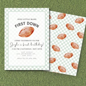 Puede incluir: Invitación de cumpleaños con temática de fútbol con un gráfico de fútbol en acuarela. La invitación dice "OUR LITTLE MANS FIRST DOWN" y "Jayla's first birthday!" con detalles del evento. La parte posterior presenta un patrón de fútbol repetido.