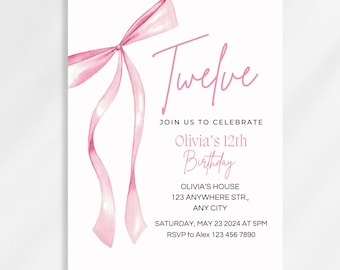 Könnte beinhalten: Eine weiße Einladungskarte mit einer rosa Aquarellschleife und dem Wort "Twelve" in rosa Schrift. Die Einladung ist für Olivias 12. Geburtstag, mit Datum, Uhrzeit und RSVP-Details.