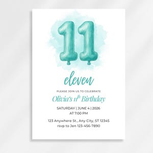 Könnte beinhalten: Weiße Geburtstagseinladungskarte mit türkisfarbenen ballonförmigen Zahlen '11' und dem Wort 'eleven'. Der Einladungstext lautet 'Please join us to celebrate Olivia's 11th Birthday' mit Datum, Uhrzeit und RSVP-Informationen.