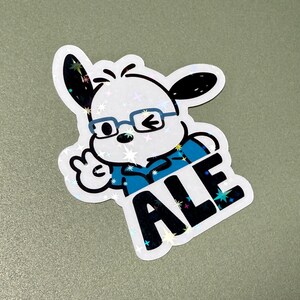 Puede incluir: Un perro de dibujos animados blanco y negro con gafas azules y una camisa azul con estrellas blancas. El perro est&aacute; haciendo un pulgar hacia arriba y el texto "ALE" est&aacute; escrito en letras negras sobre un fondo blanco.