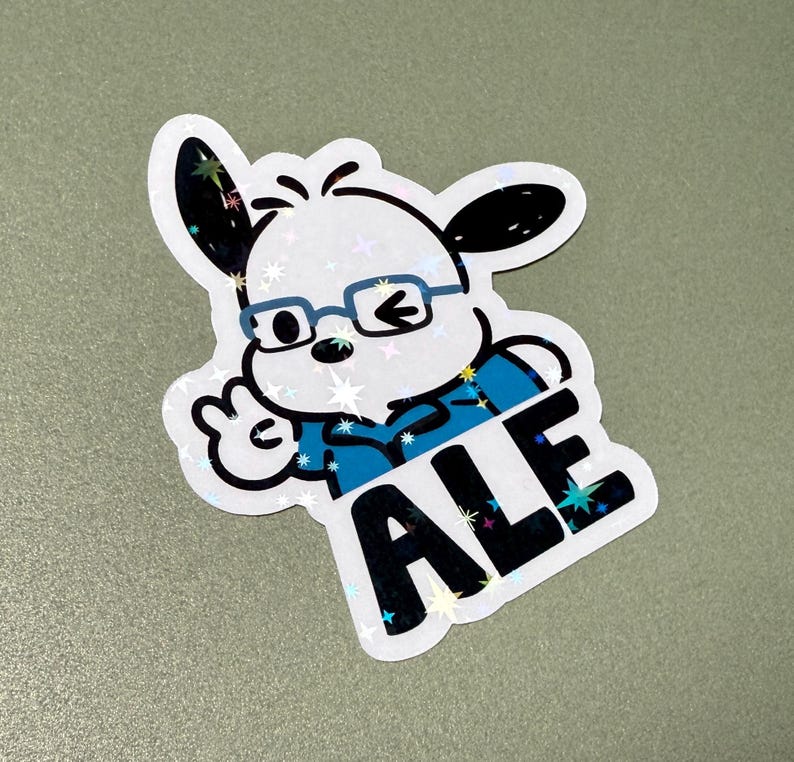 Puede incluir: Un perro de dibujos animados blanco y negro con gafas azules y una camisa azul con estrellas blancas. El perro est&aacute; haciendo un pulgar hacia arriba y el texto "ALE" est&aacute; escrito en letras negras sobre un fondo blanco.