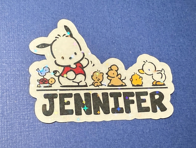 Puede incluir: Un perro blanco con ojos negros y una camisa roja est&aacute; rodeado de animales peque&ntilde;os. El nombre Jennifer est&aacute; escrito en letras negras debajo de los animales.