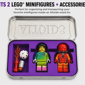 Könnte beinhalten: Eine silberne Metalldose mit violettem Schaumstoffeinsatz, die zwei LEGO Minifiguren und Zubehör enthält. Der Deckel ist mit dem Text ALTOIDS geprägt. Oben im Bild steht der Text FITS 2 LEGO MINIFIGURES + ACCESSORIES.
