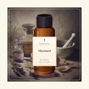Könnte beinhalten: Eine bernsteinfarbene Glasflasche mit schwarzem Verschluss und einem weißen Etikett mit der Aufschrift HombreOils, Thysimol, REF. MO-241 und AGE: 20+ YEARS. Die Flasche ist umgeben von Apothekergläsern, einem weißen Mörser mit Stößel und Lavendel.