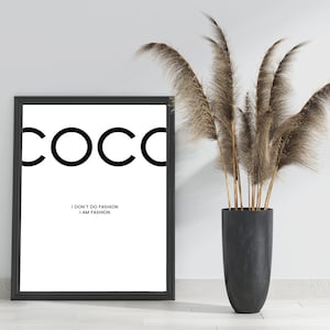 Peut inclure: Impression encadrée en noir et blanc avec le mot "COCO" en lettres grasses et le texte "Je ne fais pas de la mode, je suis la mode" en dessous.