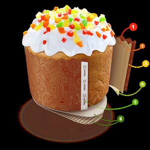 Może przedstawiać: Dekorowany tort wielkanocny z białym lukrem i kolorowymi posypkami pokazany jest w brązowej papierowej formie do pieczenia. Forma jest wyłożona ozdobnym papierowym wkładką. Tort stoi na brązowej podstawie z tektury.