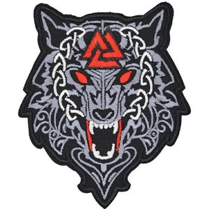 Könnte beinhalten: Ein gestickter Bügel-Patch mit dem Kopf eines grauen Wolfes, in dessen Mitte sich ein rotes und schwarzes Valknut-Symbol befindet. Die Augen des Wolfes sind rot und der Patch ist von einem schwarzen und grauen keltischen Knotendesign umgeben.